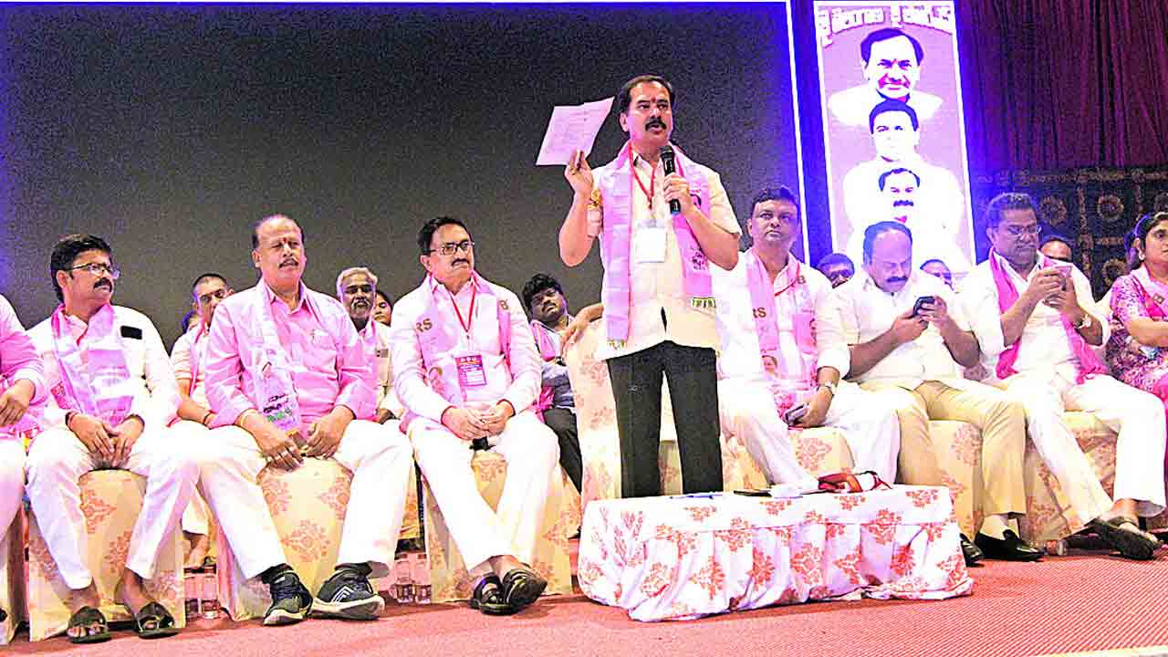 గులాబీ జెండా.. గుండెల నిండా..