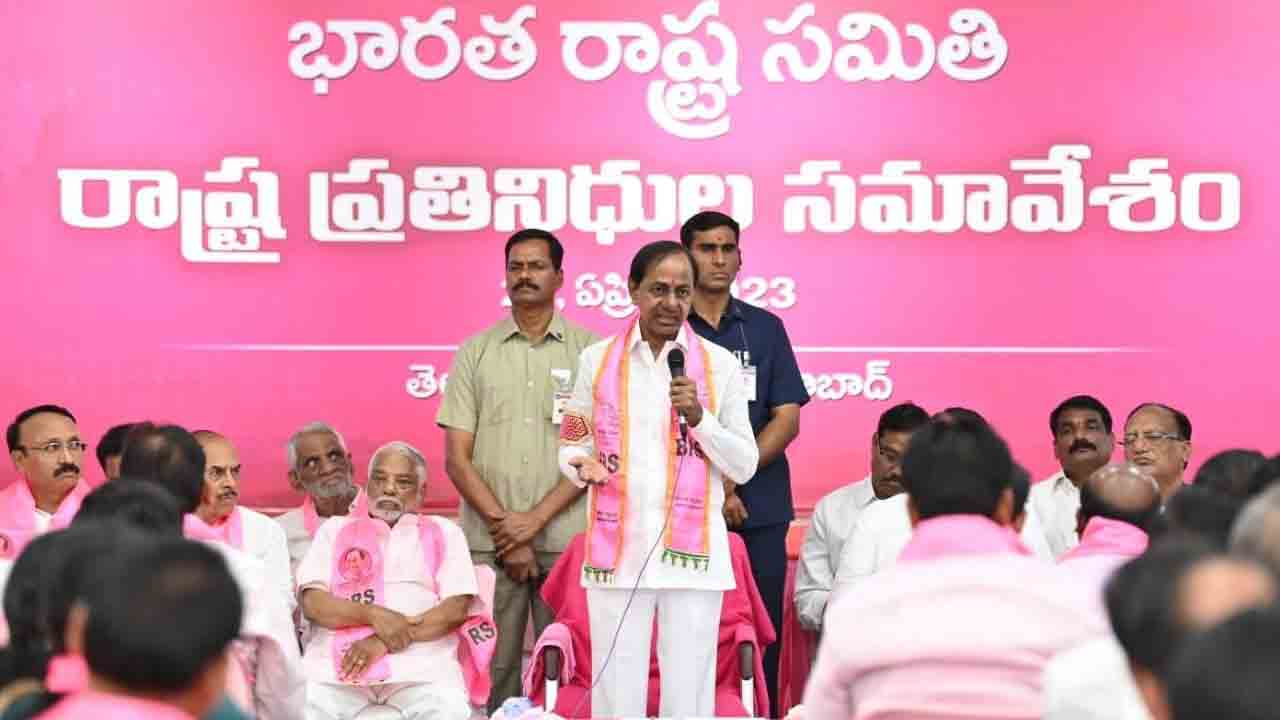 BRS delegates meet | దేశంలో నిజమైన రైతు రాజ్యాన్ని నెలకొల్పే దిశగా బీఆర్ఎస్ పురోగమించాలి.. ప్రతినిధుల సభలో తీర్మానం