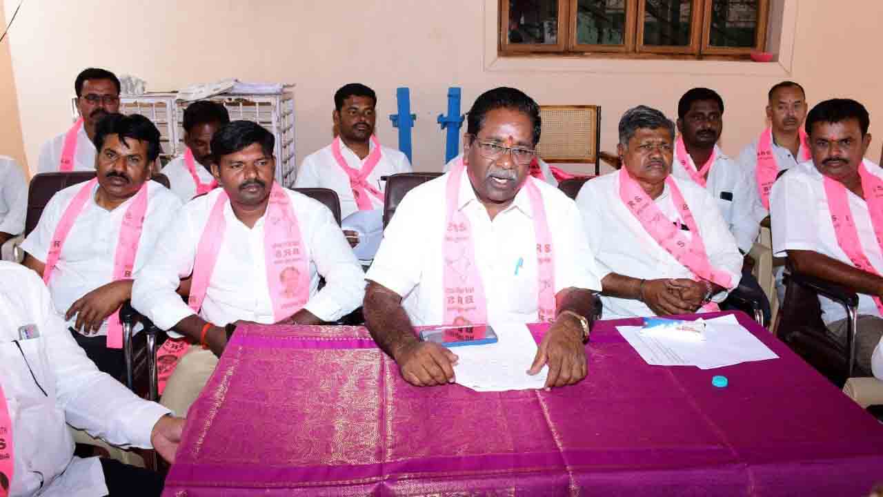 పదవులకు రాజీనామా చేయాలి