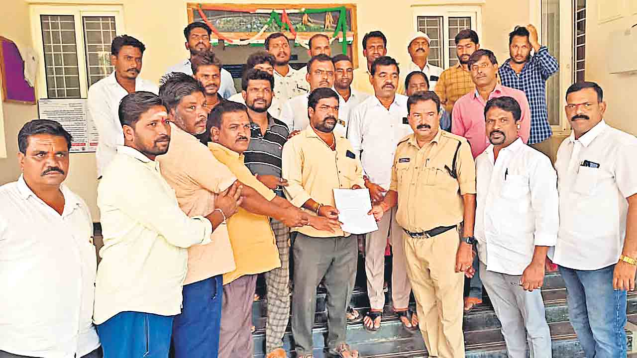 బండిపై ఠాణాల్లో ఫిర్యాదుల వెల్లువ