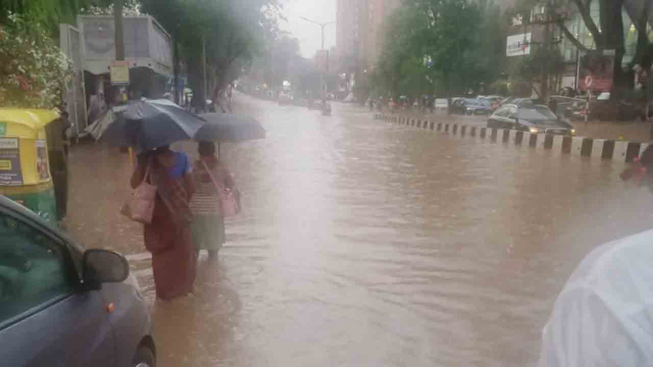 Bengaluru Rains | బెంగళూరును ముంచెత్తిన అకాల వర్షాలు.. స్తంభించిన జనజీవనం