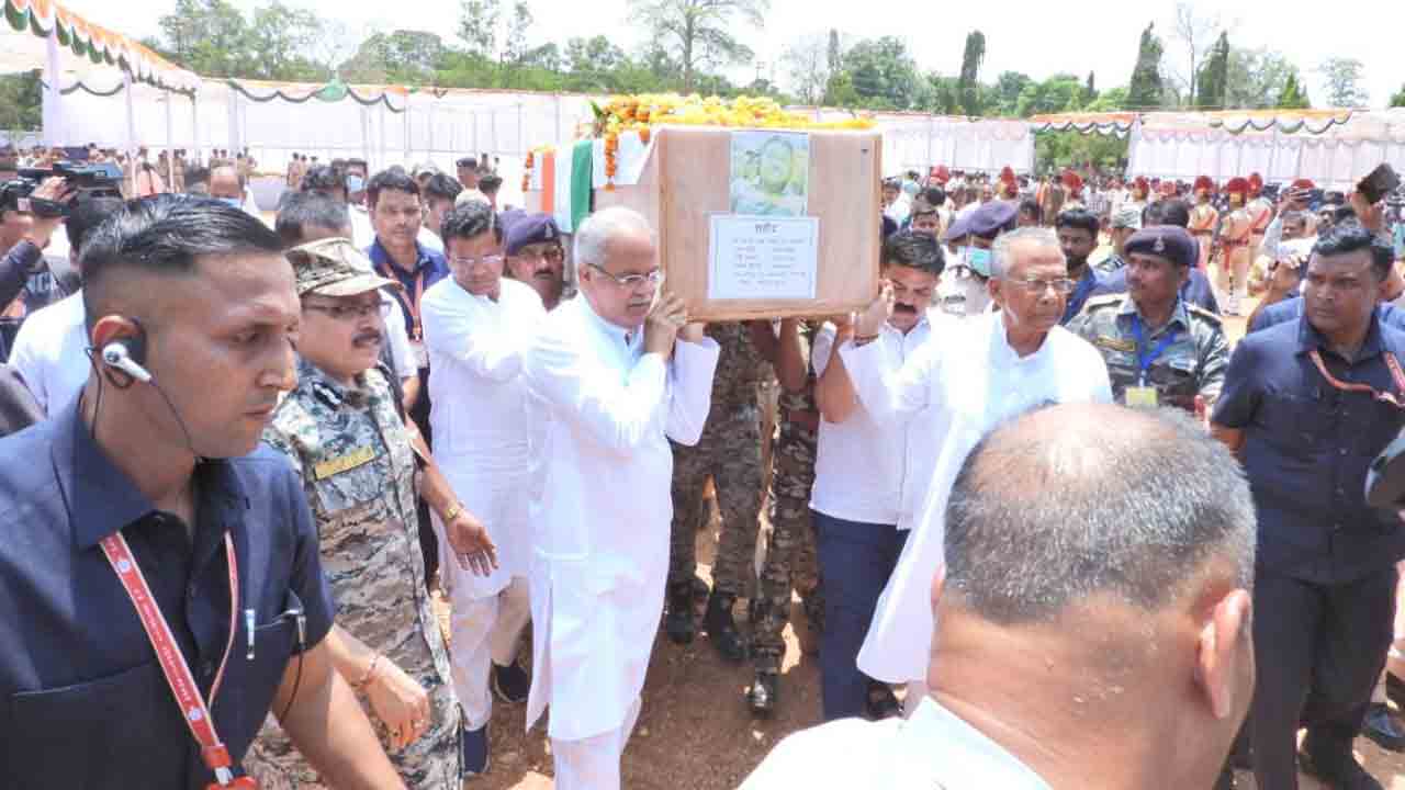 Bhupesh Baghel | జవాను శవపేటిక మోసిన సీఎం.. కుటుంబ సభ్యుల రోదనల మధ్య మృతదేహాల తరలింపు