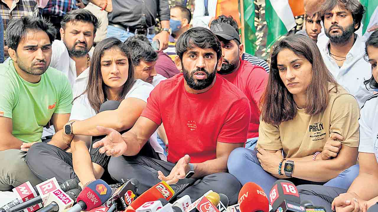 బ్రిజ్‌భూషణ్‌పై పోలీసులకు ఫిర్యాదు