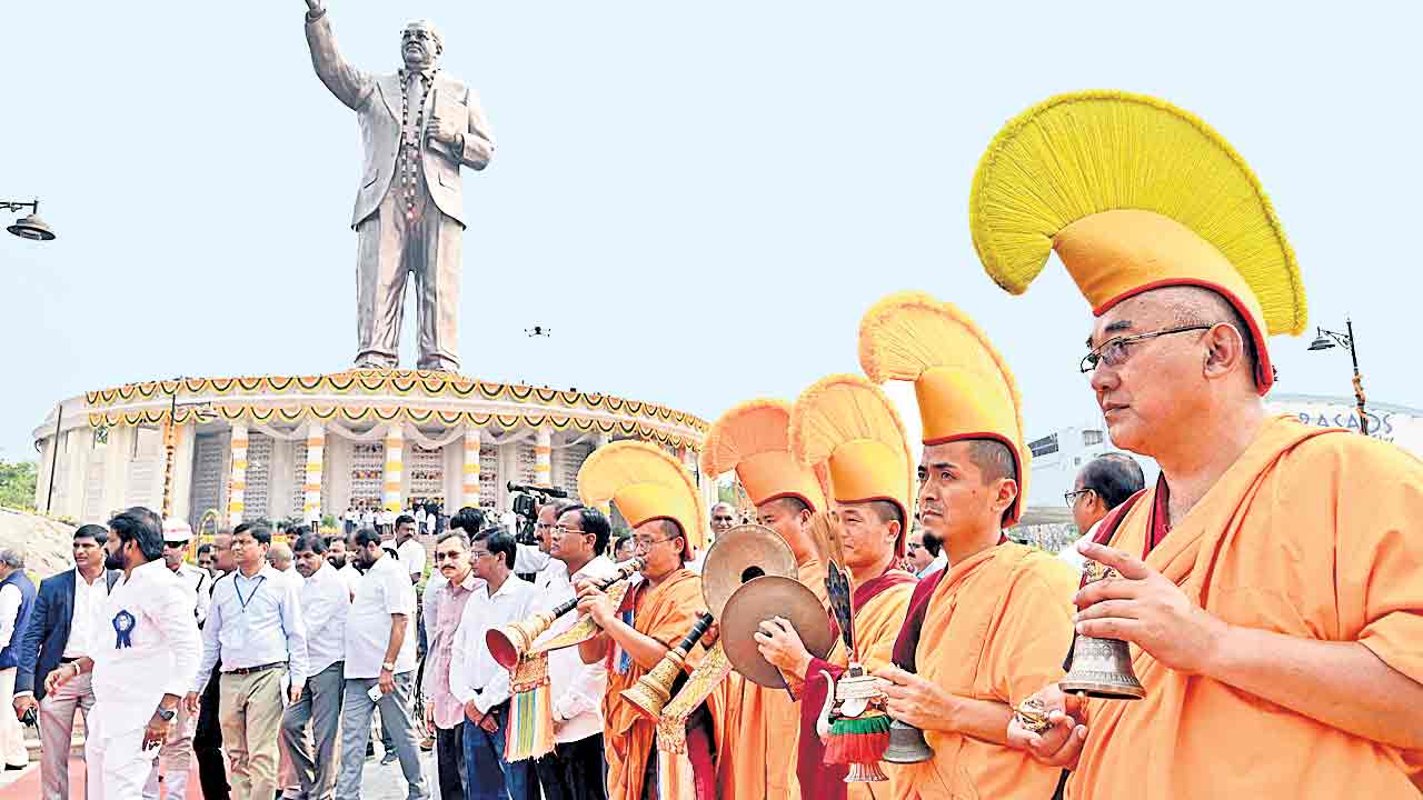 అంబేద్కర్‌ విగ్రహావిష్కరణలో బౌద్ధ భిక్షువులు