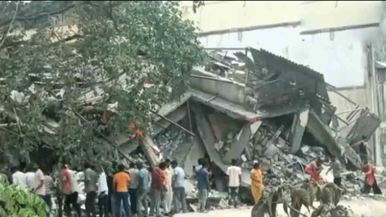 Building collapse | భివాండిలో కుప్పకూలిన భవనం.. శిథిలాల కింద చిక్కుకున్న 10 మంది..!