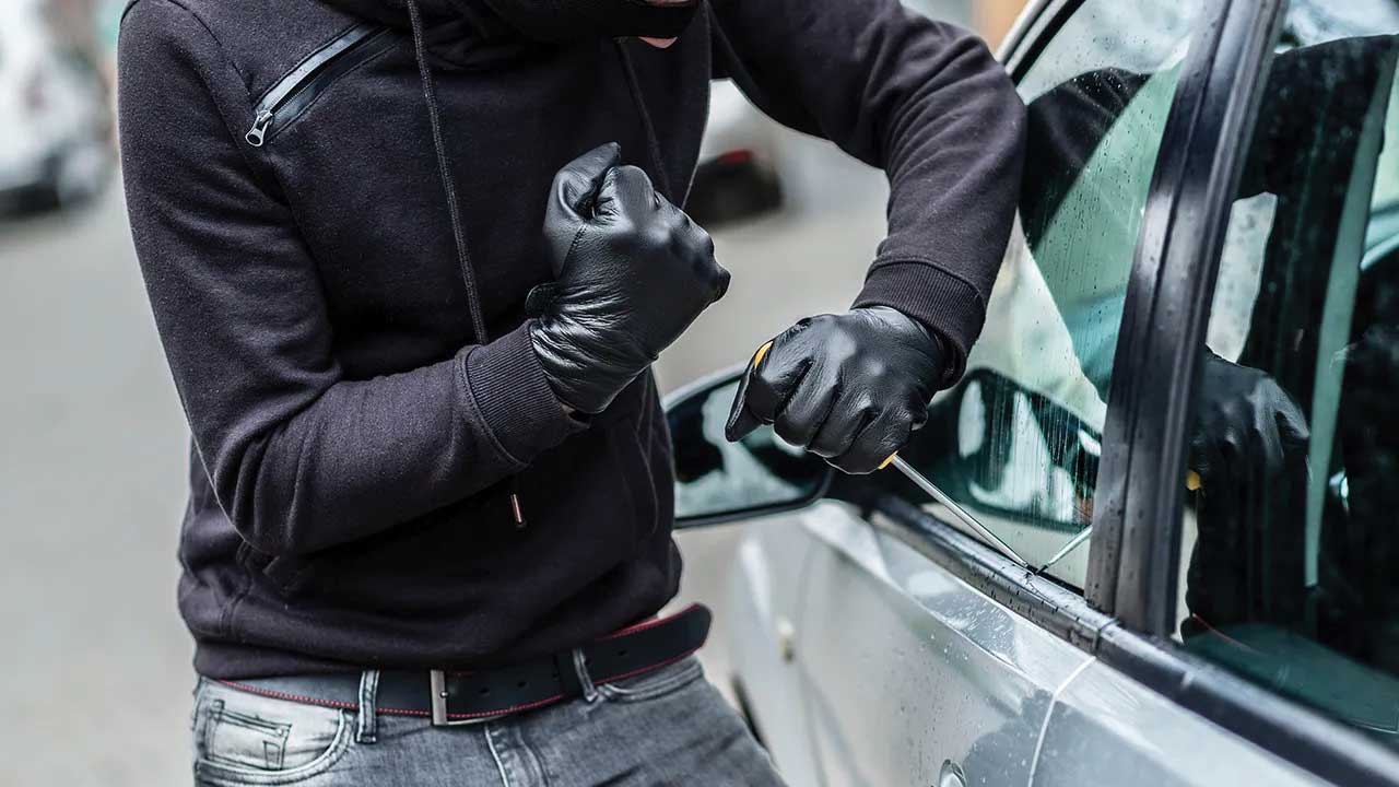 స్టార్ట్‌ చేస్తానని కారుతో పరార్‌