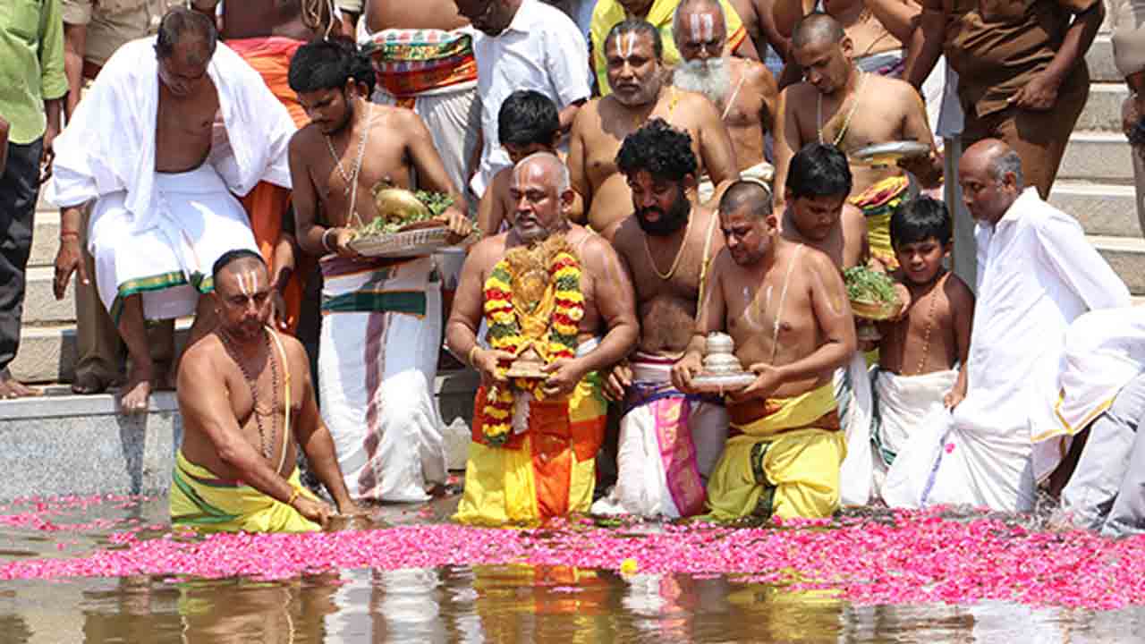 Ontimitta | ఒంటిమిట్టలో నేత్రపర్వంగా శ్రీ కోదండరాముడి చక్రస్నానం