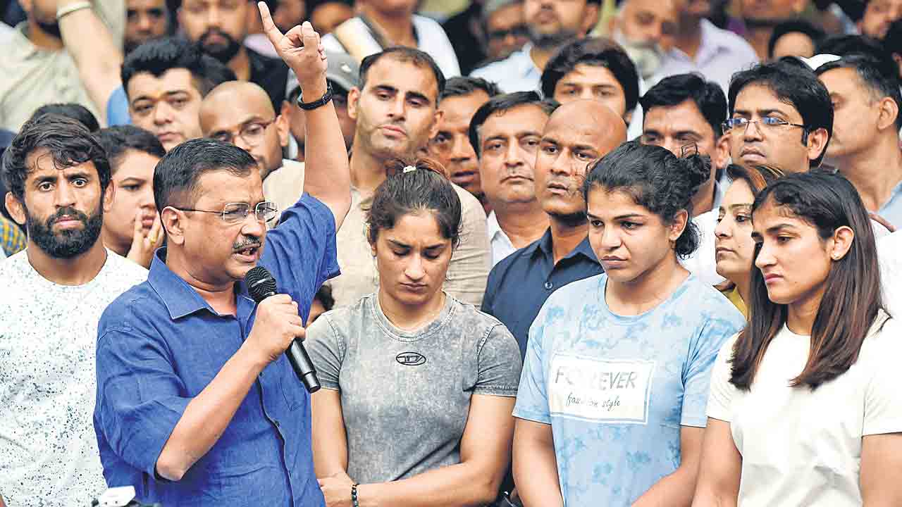 దేశ ప్రజలు రెజ్లర్లకు అండగా నిలవాలి