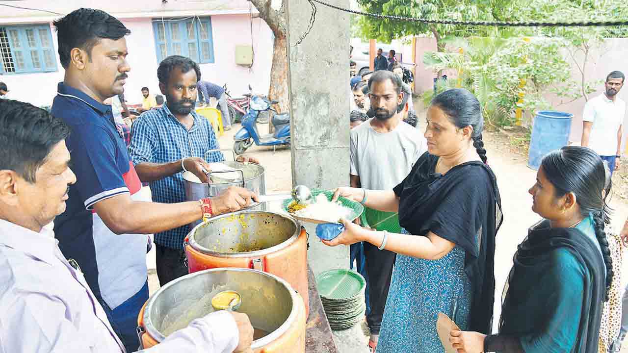 Library |  నిరుద్యోగులకు బాసటగా కరీంనగర్‌ జిల్లా కేంద్ర గ్రంథాలయం.. 24 గంటలూ చదువుకునే అవకాశం