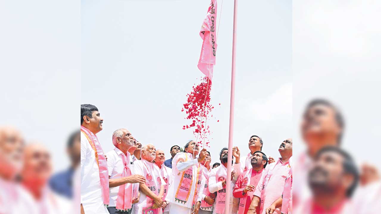 అట్టహాసంగా బీఆర్‌ఎస్‌ ఆవిర్భావ సంబురం
