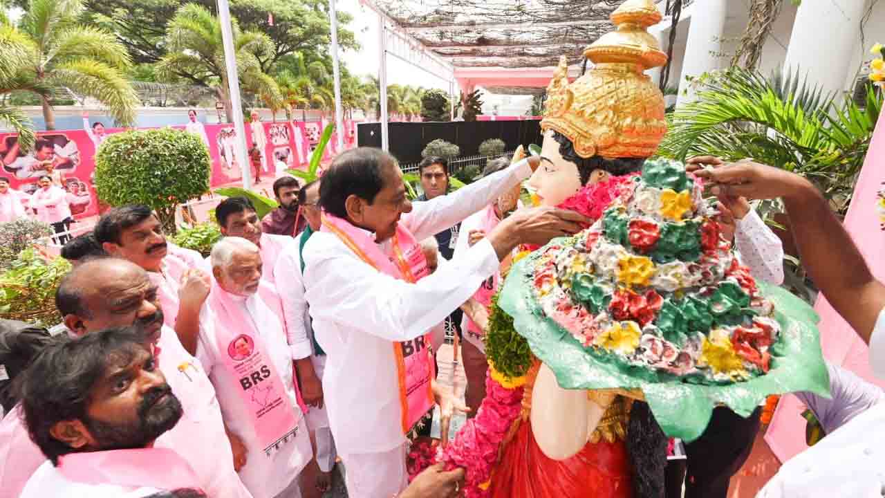 CM KCR | తెలంగాణ భవన్‌ చేరుకున్న సీఎం కేసీఆర్‌..