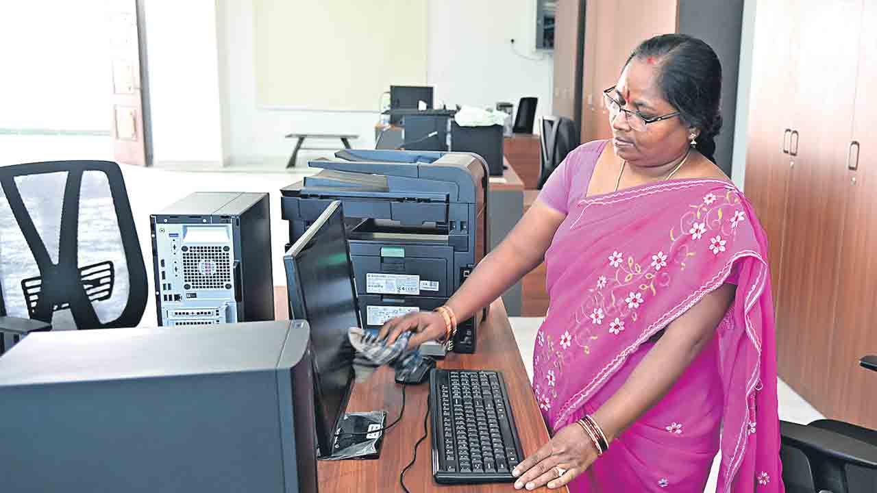 Minister KTR |  నూతన సచివాలయంలో లక్ష డబుల్‌ ఇండ్ల ఫైలుపై మంత్రి కేటీఆర్‌ తొలి సంతకం