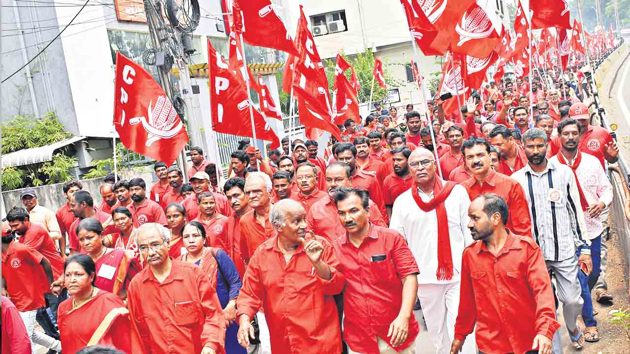 దేశాన్ని అమ్మే మోదీకి పాలించే హక్కు లేదు