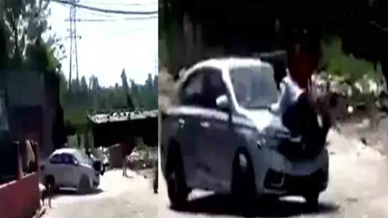 Watch: కారు బానెట్‌పై వేలాడిన ట్రాఫిక్‌ పోలీస్‌.. కిలోమీటరు దూరం నడిపిన డ్రైవర్‌