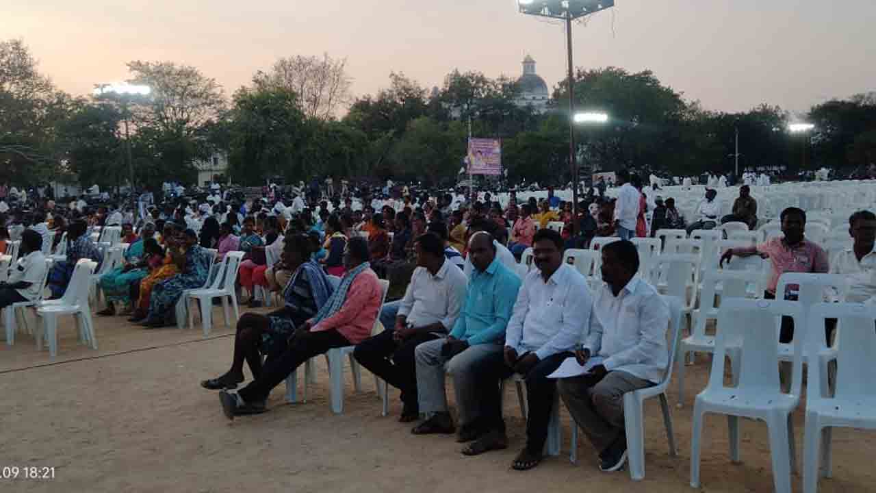 ఖాళీ కుర్చీలతో బీసీ ఆత్మగౌరవ సభ