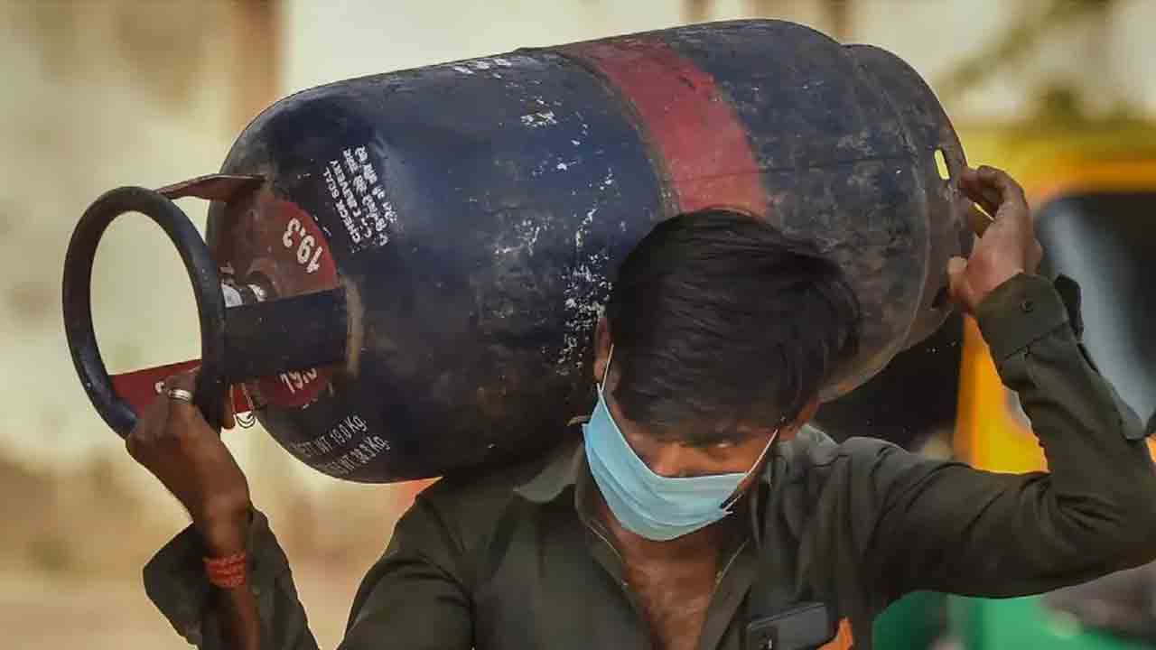 Commercial LPG cylinder | తగ్గిన కమర్షియల్‌ గ్యాస్‌ సిలిండర్‌ ధర.. ఎంతంటే?