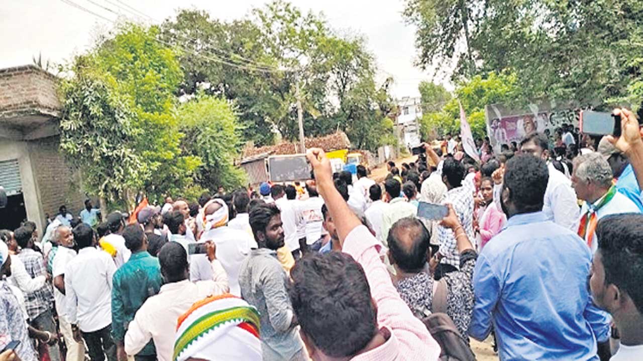 Bhatti Vikramarka |  ధర్మసాగర్‌లో భట్టి పీపుల్స్‌ మార్చ్‌.. కొట్టుకున్న కాంగ్రెస్‌ కార్యకర్తలు