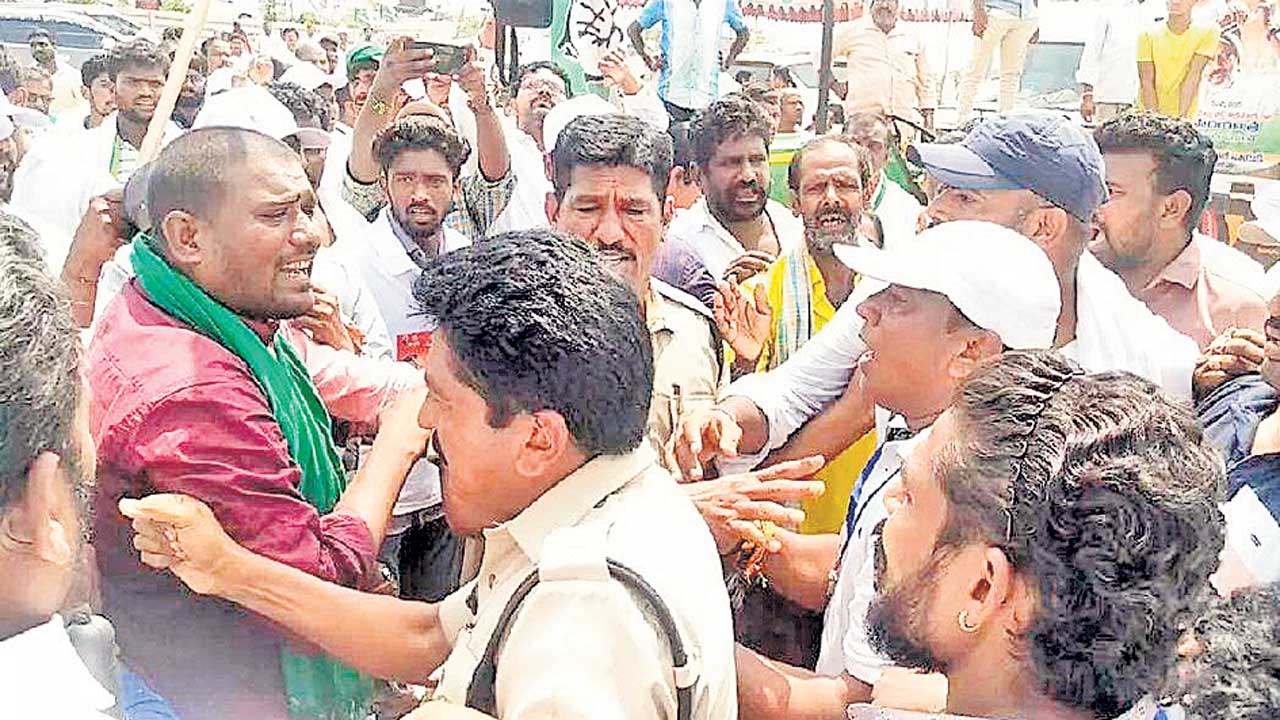 భట్టి యాత్రలో కాంగ్రెస్‌ శ్రేణుల బాహాబాహీ