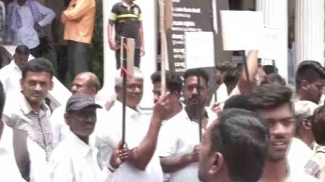 Karnataka elections | పార్టీ టిక్కెట్ల కోసం.. కాంగ్రెస్‌ నేతలు, కార్యకర్తలు ఆందోళన