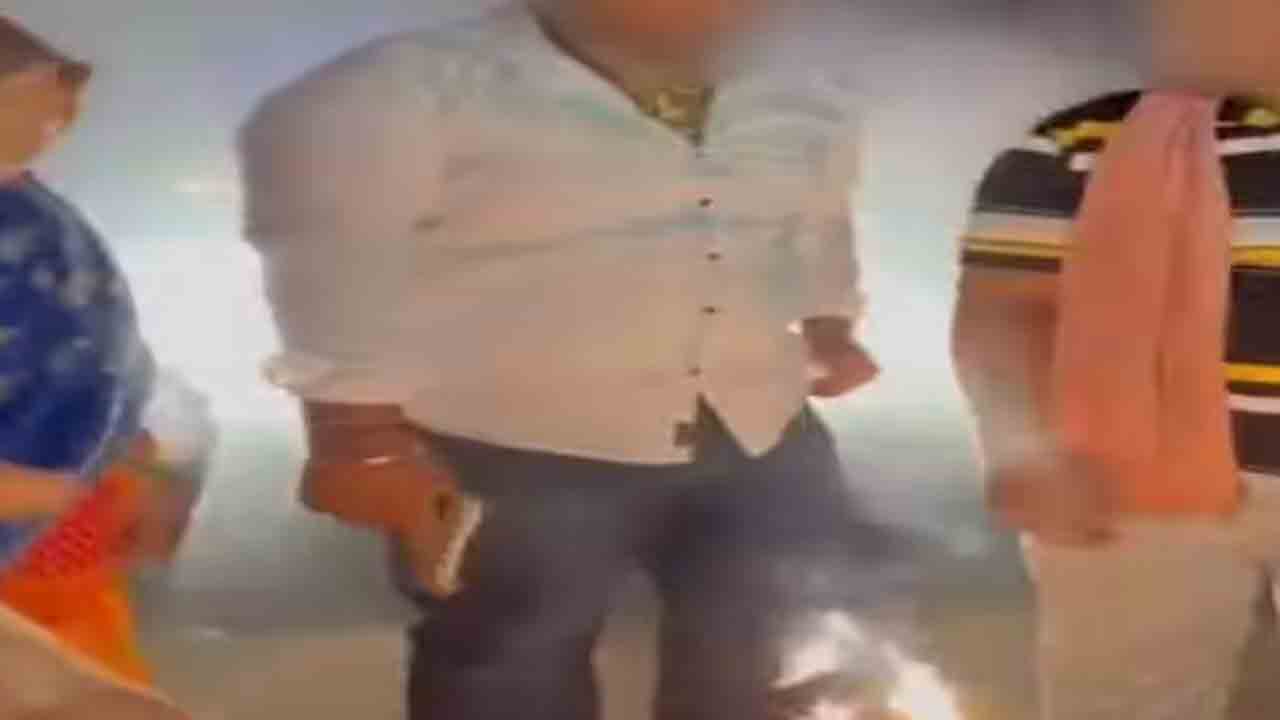 Viral Video | పిస్టల్‌తో కేక్‌ కట్‌ చేసిన వ్యక్తి.. వీడియో వైరల్‌ కావడంతో అరెస్ట్‌