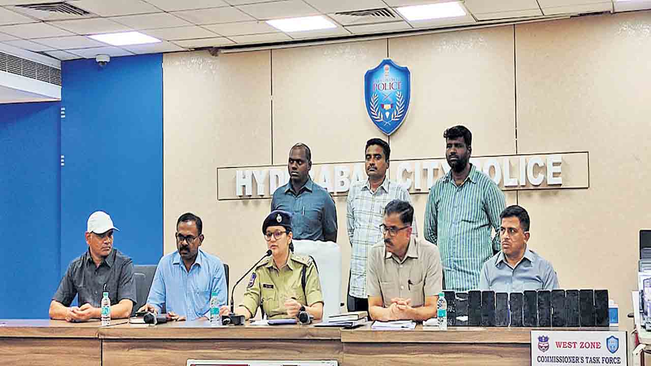 ఉద్యోగాల పేరుతో బీజేపీ నేత ఘరానా మోసం