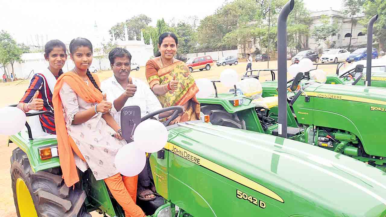 తెలంగాణ ప్రజల చిరు సత్కారం