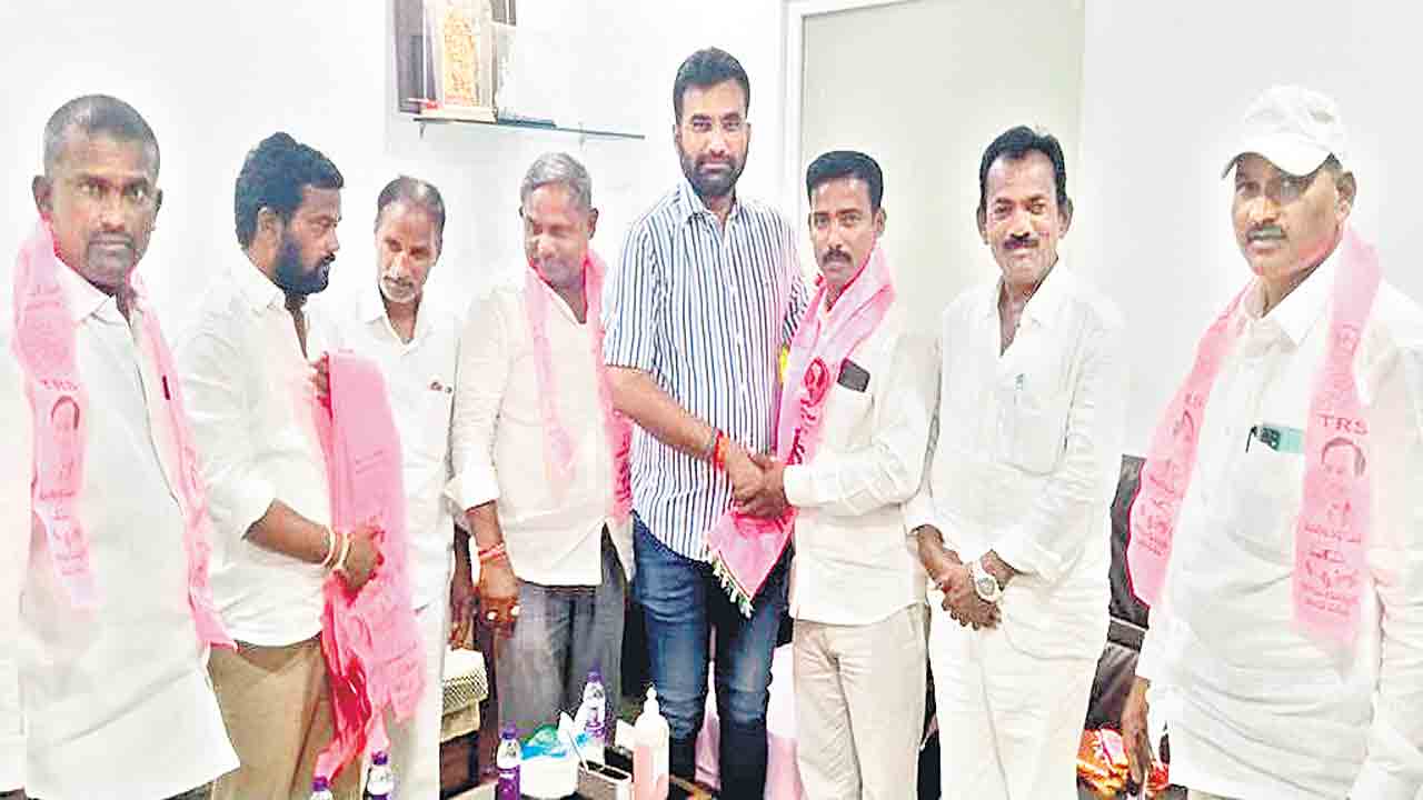 చేరికల జోరు..