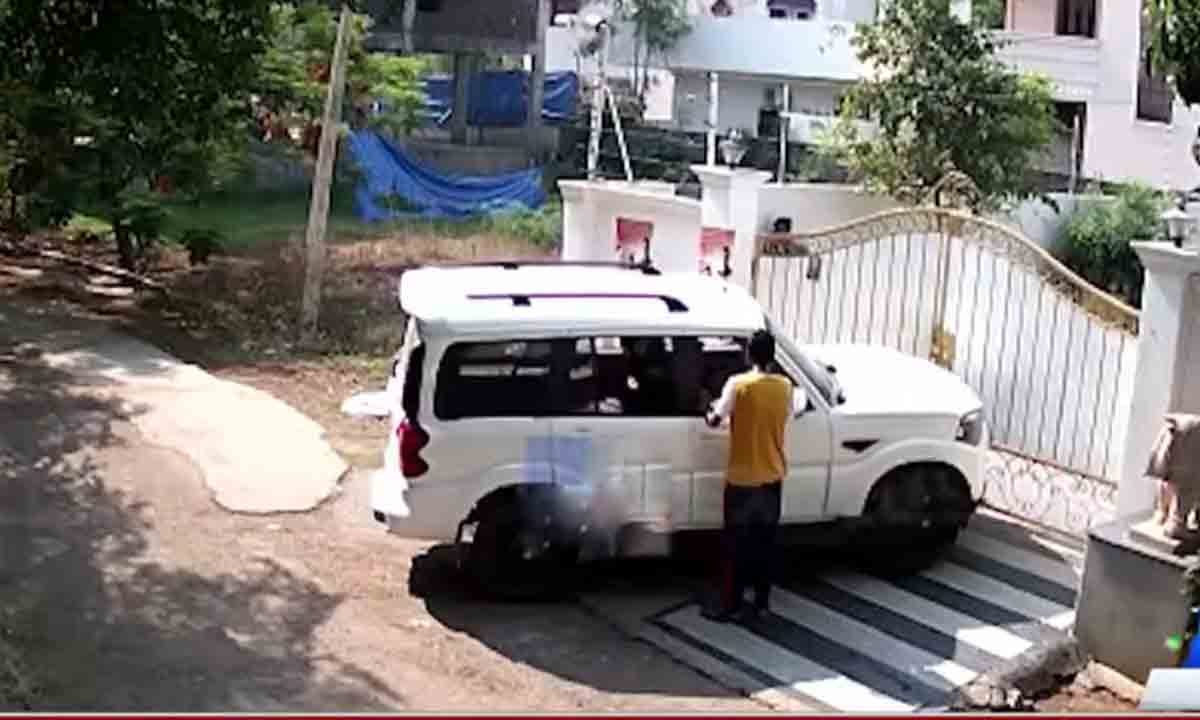 నిజామాబాద్‌ మాజీ మేయర్‌ ధర్మపురి సంజయ్‌ ఇంటిపై దాడి