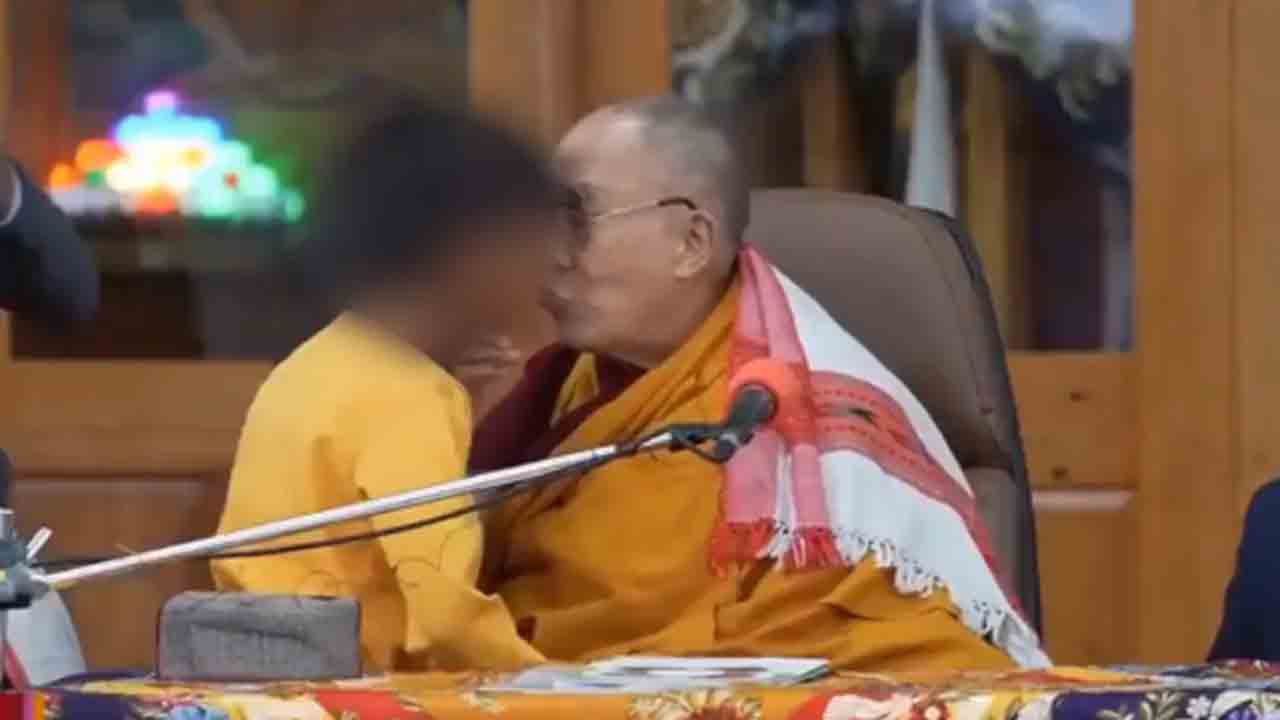 Dalai Lama: బాలుడికి క్ష‌మాప‌ణ‌లు చెప్పిన దలైలామా