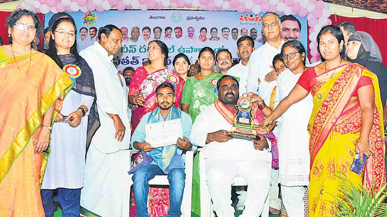 ఢిల్లీలో అవార్డులు.. గల్లీలో విమర్శలా?