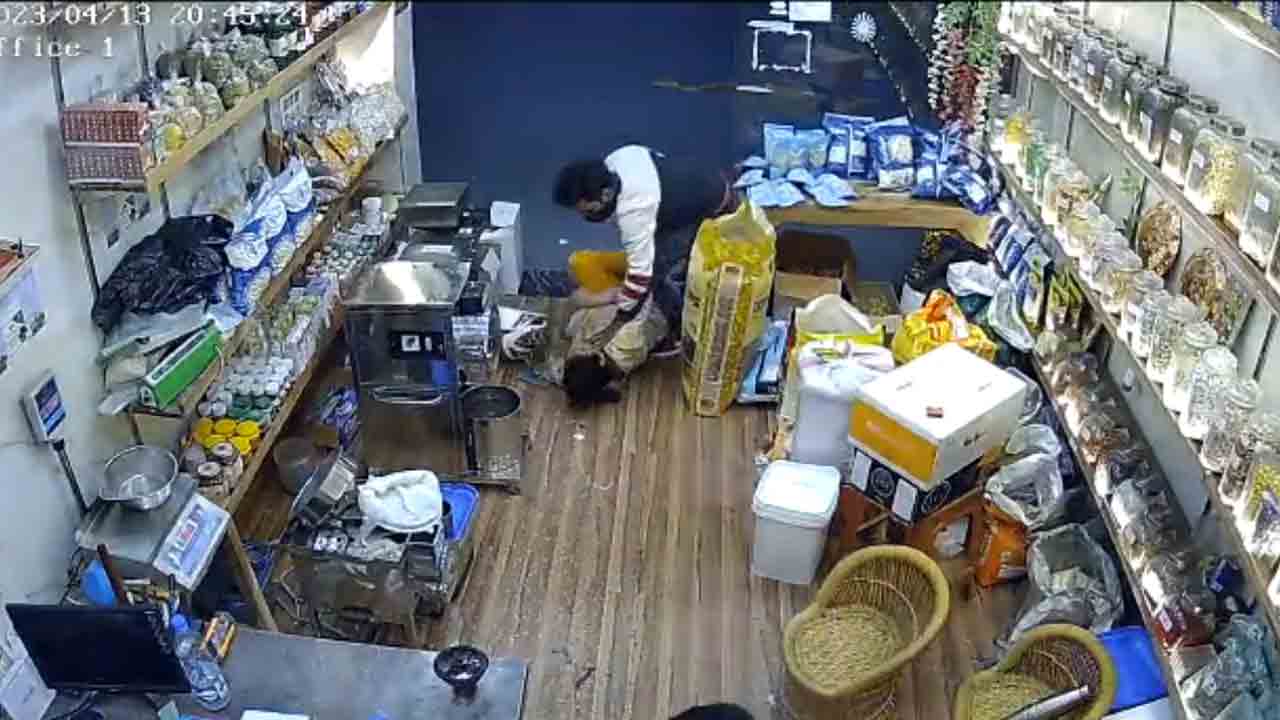 Crime news | బైక్‌పై వచ్చి, తుపాకీతో బెదిరించి.. మహిళ మెడలో గొలుసు చోరీ.. వీడియో