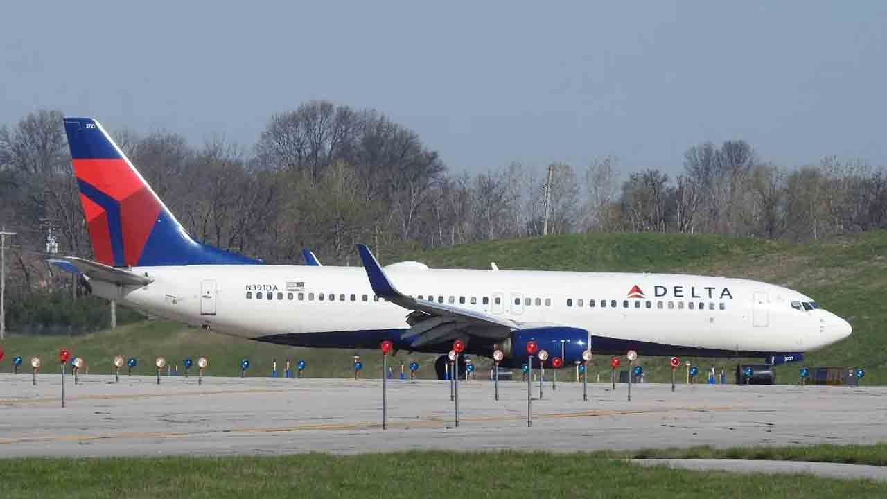 Crime news | ఎయిర్‌హోస్టెస్‌కు ముద్దుపెట్టిన ప్రయాణికుడు.. డెల్టా ఎయిర్‌లైన్స్‌లో ఘటన