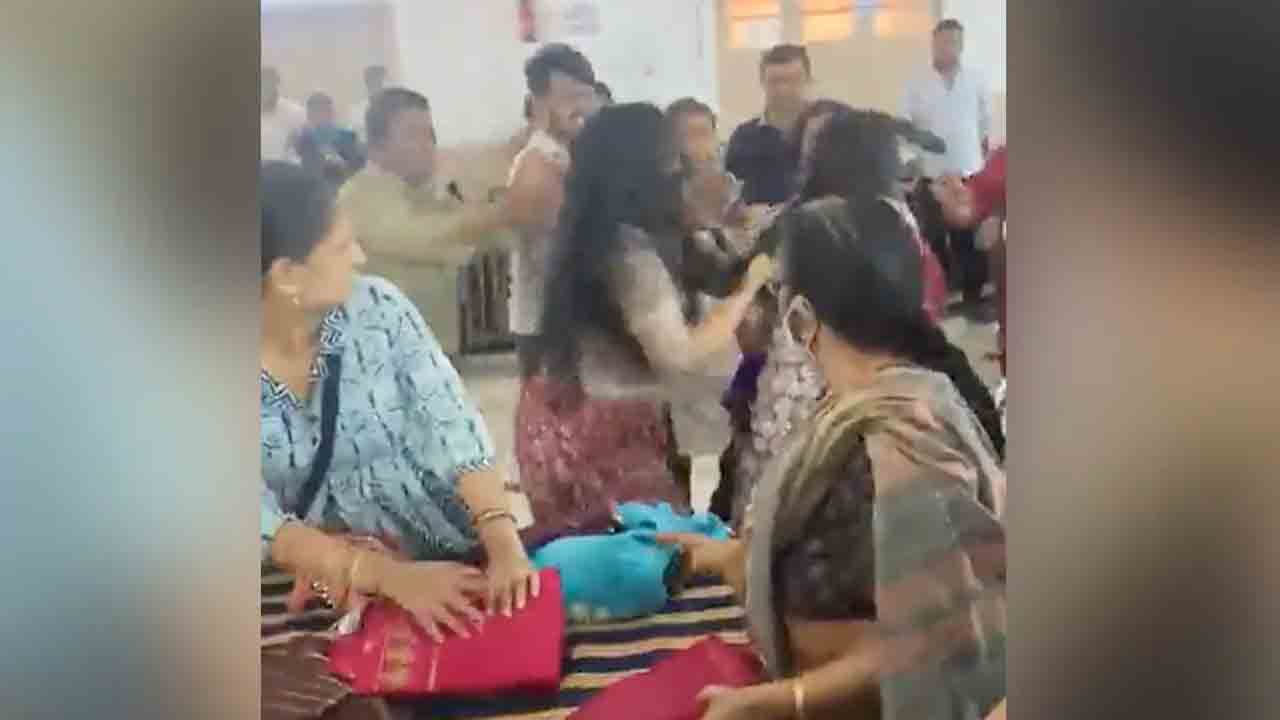 Viral Video | డిస్కౌంట్‌ సేల్‌.. ఒకే చీర కోసం జుట్లుపట్టుకుని కొట్టుకున్న మహిళలు