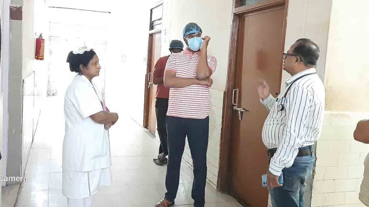 పెద్ద దవాఖానలో అర్ధరాత్రి కలెక్టర్‌ తనిఖీ