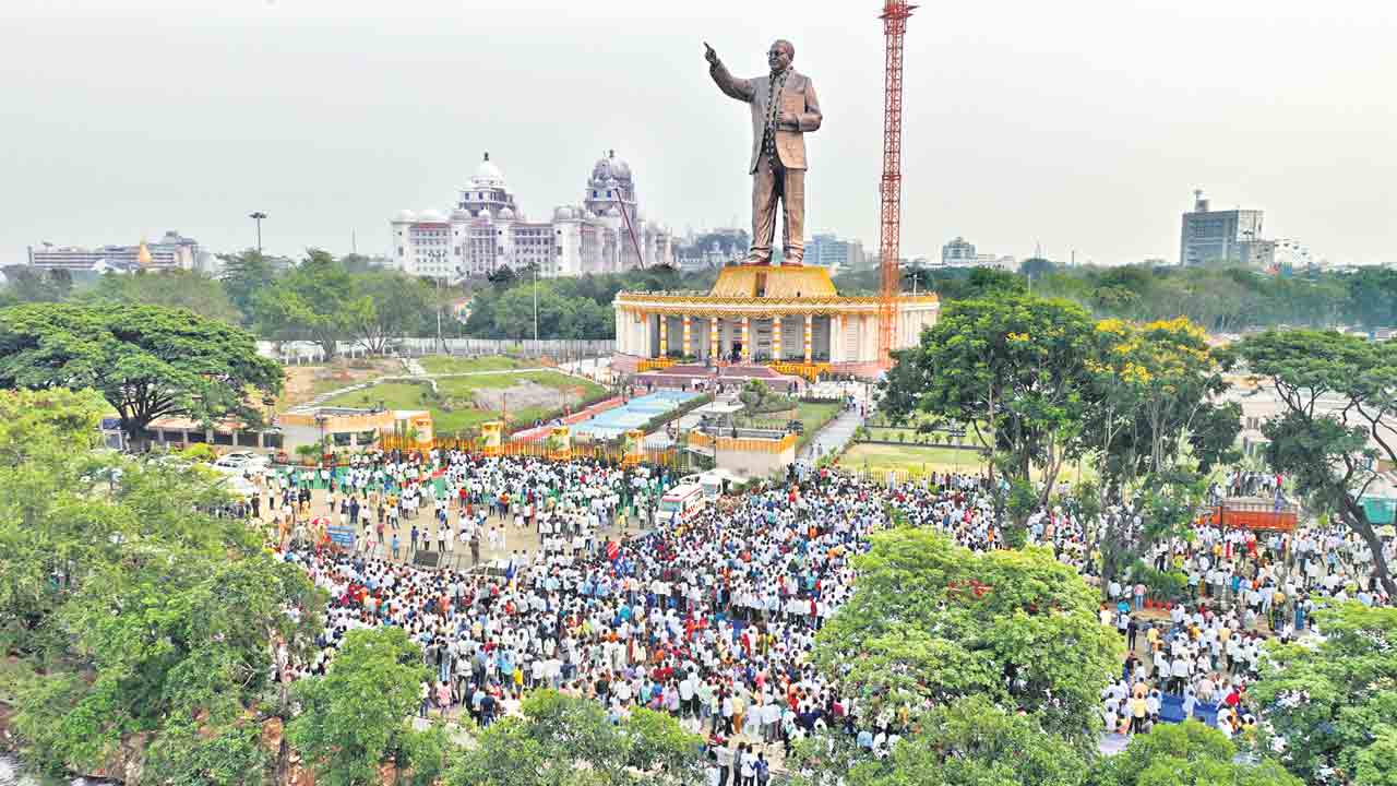 ఆకాశమంత అక్షర శిల్పం