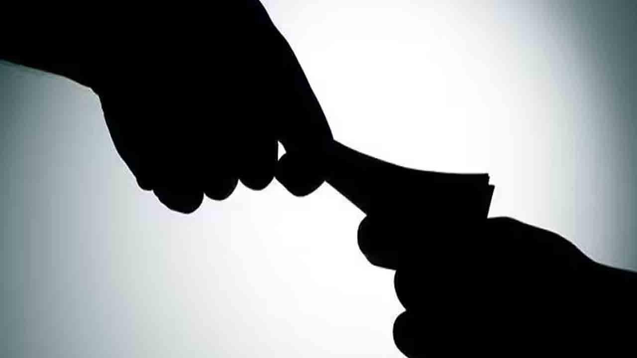 ఏసీబీకి చిక్కిన ఈడబ్ల్యూఐసీ సైట్‌ ఇంజినీర్‌