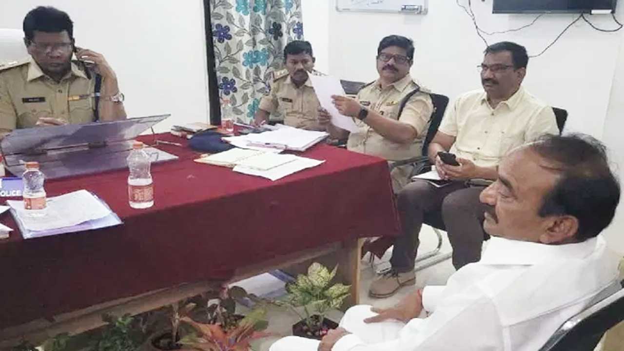 హిందీ ప్రశ్నపత్రం ఎవరు పంపించారు?