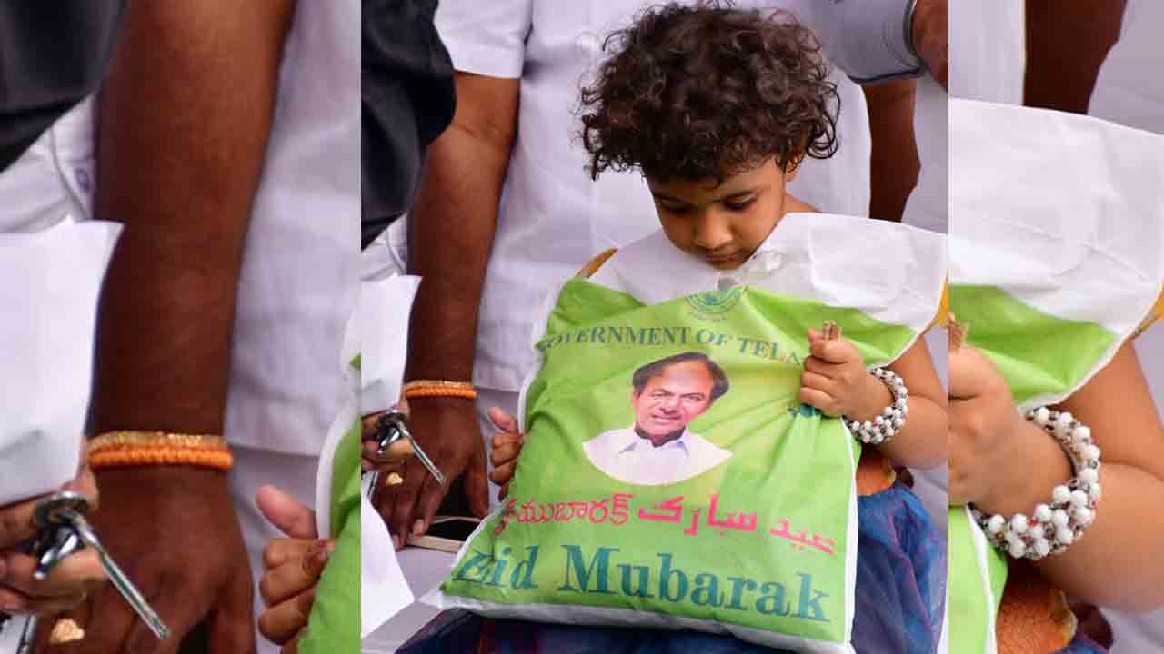 తోఫా పంపిణీలో చిన్నారి సందడి