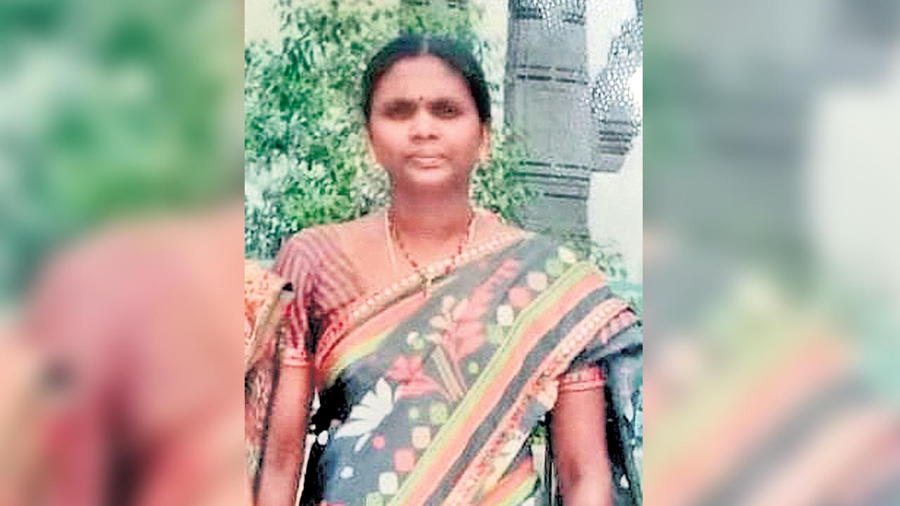 విడాకుల నోటీసులిచ్చిందని భార్య హత్య