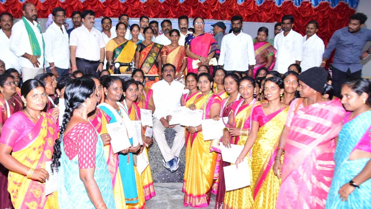 Minister Dayakar Rao | ప్రభుత్వాన్ని విమర్శించే వాళ్లకు మహిళలే బుద్ధి చెప్పాలి : మంత్రి ఎర్రబెల్లి దయాకర్‌రావు