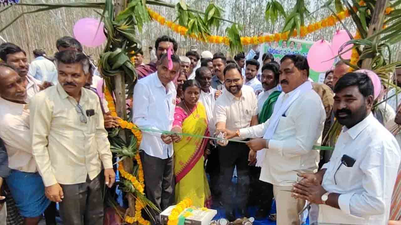 Minister Errabelli Dayakar Rao | బీజేపీకి రైతులంటే గిట్టదు.. అదో దొంగల పార్టీ: మంత్రి ఎర్రబెల్లి