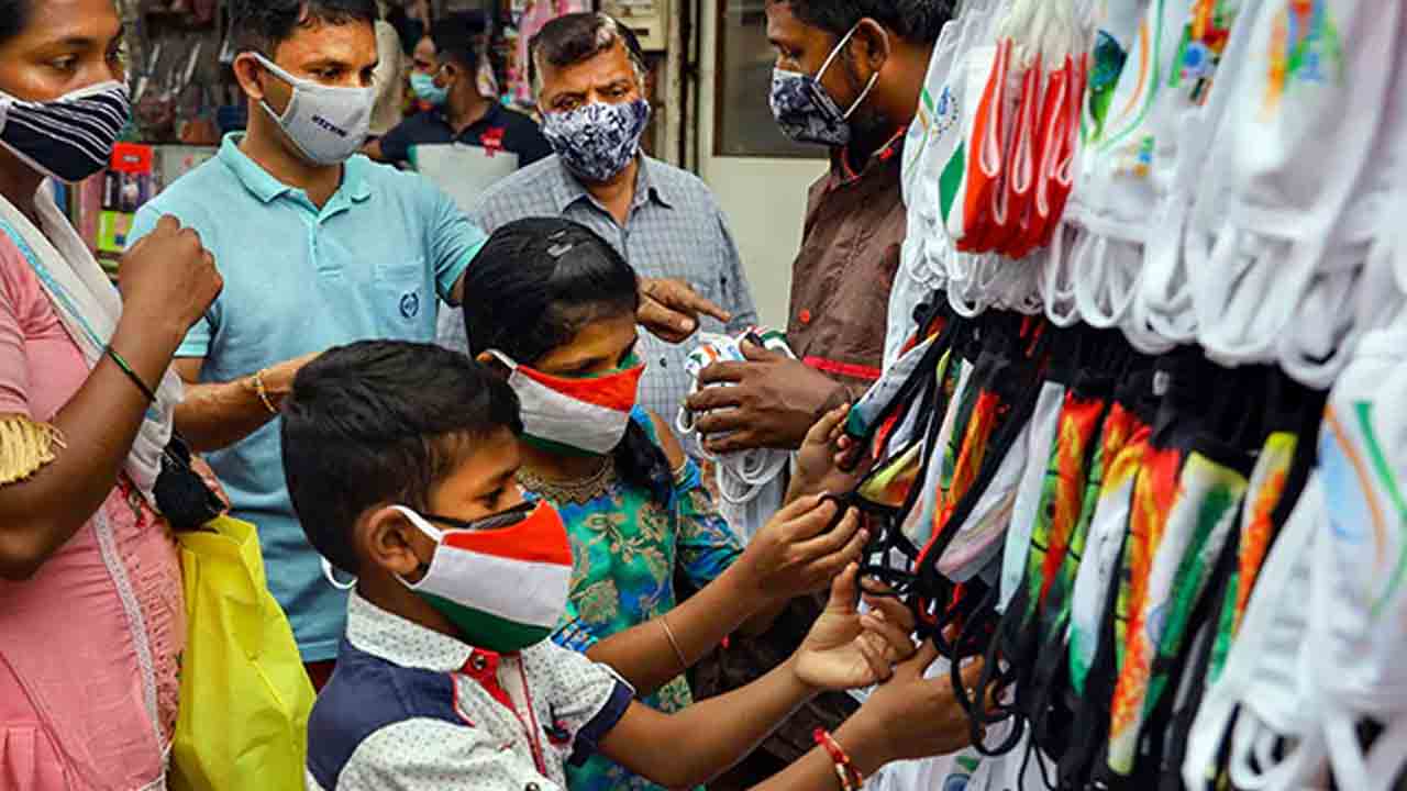 Face masks | పెరుగుతున్న కరోనా కేసులు.. బహిరంగ ప్రదేశాల్లో మాస్కులు తప్పనిసరి చేసిన మూడు రాష్ట్రాలు