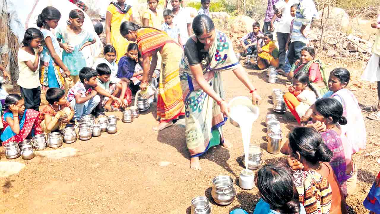 అంబ‌లి కాస్తూ.. దూప తీర్చుతూ..
