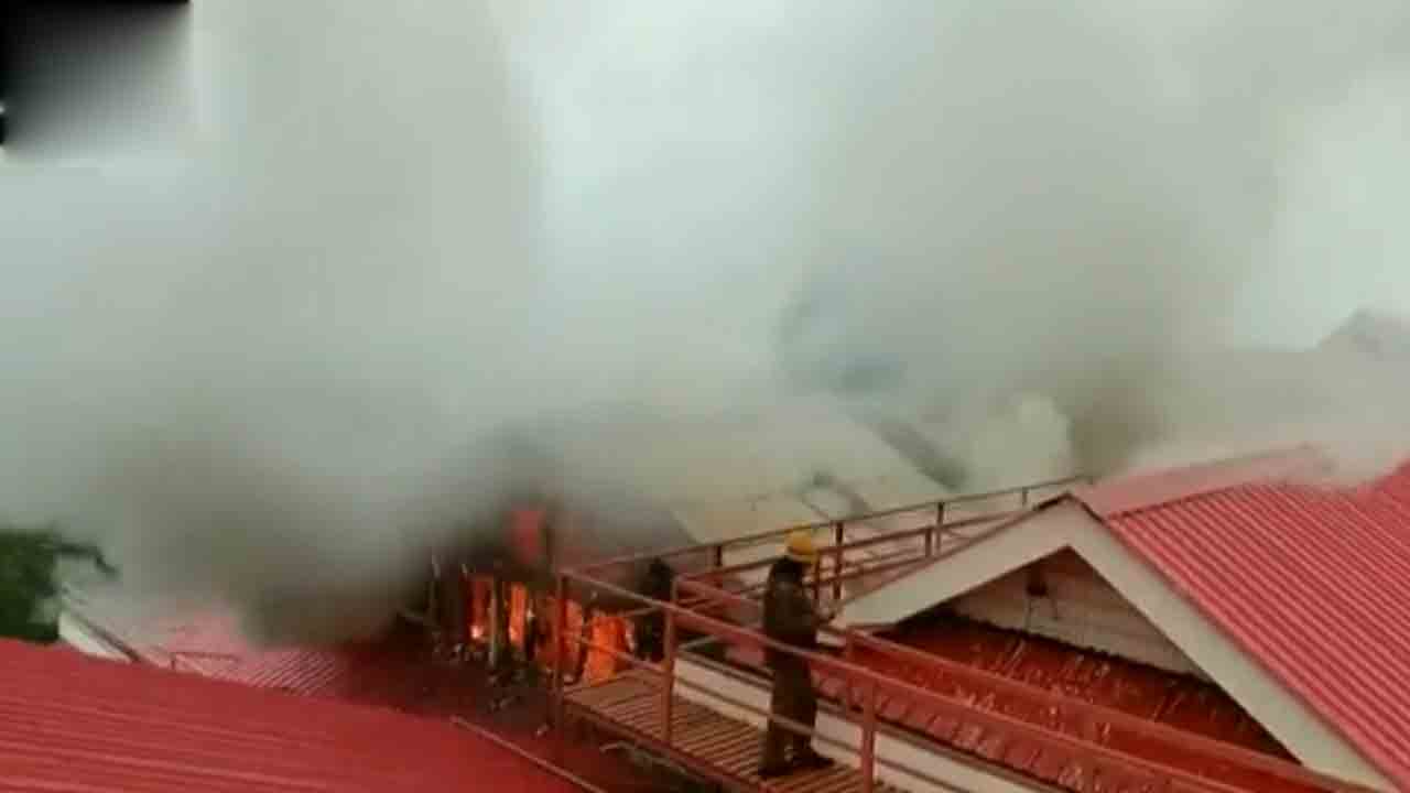 Fire accident | ఆస్పత్రిలో అగ్ని ప్రమాదం.. మంటలార్పుతున్న ఫైర్‌ సిబ్బంది.. వీడియో