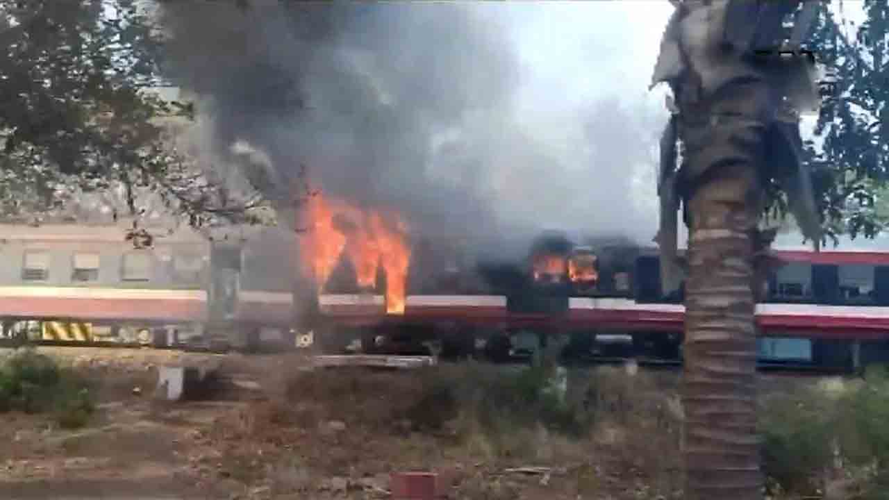 Fire in Train | రైల్లో చెలరేగిన మంటలు, తప్పిన పెనుముప్పు.. వీడియో
