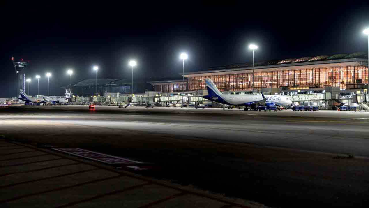 శంషాబాద్‌ ఎయిర్‌పోర్ట్‌కు ప్రయాణికుల తాకిడి