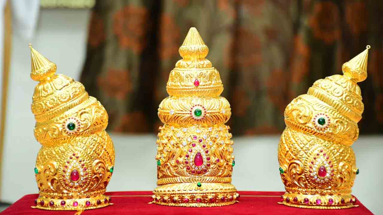 Yadagirigutta | యాదాద్రీశుడికి బంగారు కిరీటాల బహుకరణ