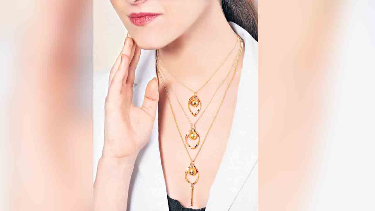 వరుసల గొలుసులు సొగసుల పూలు