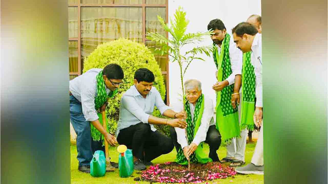 Prakash Ambedkar | గ్రీన్‌ ఇండియా ఛాలెంజ్‌లో మొక్కను నాటిన ప్రకాశ్ అంబేద్కర్