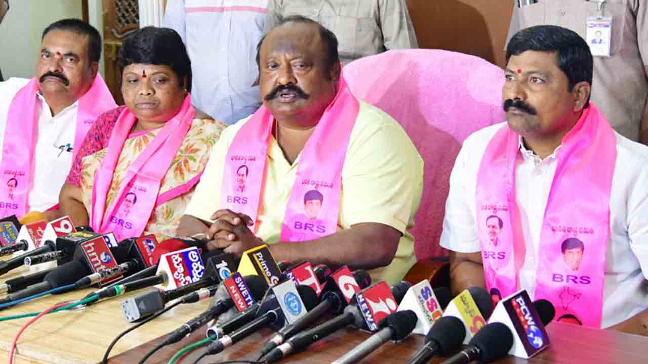 Gangula Kamalakar | దేశ జనాభాలో 56 శాతం ఉన్న బీసీల పట్ల వివక్ష చూపుతున్న కేంద్ర ప్రభుత్వం: మంత్రి గంగుల